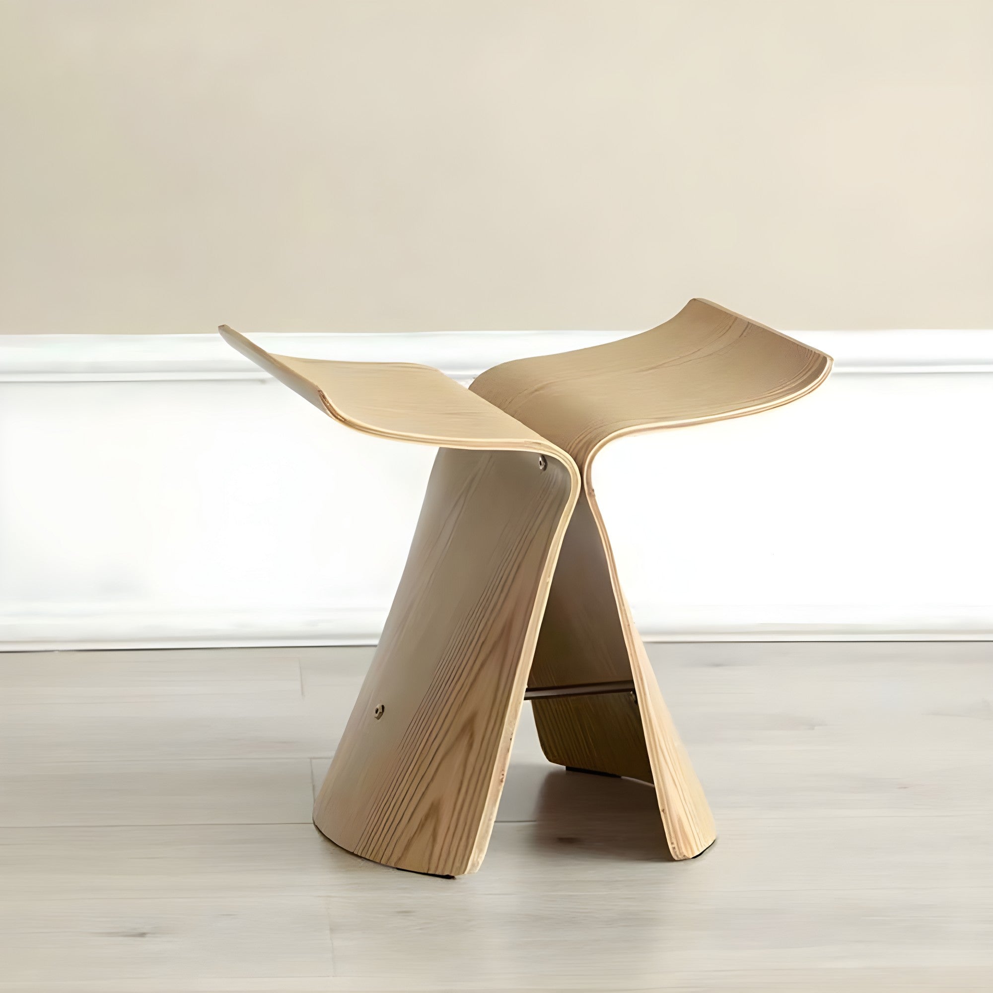 Yanagi leptir stolica
