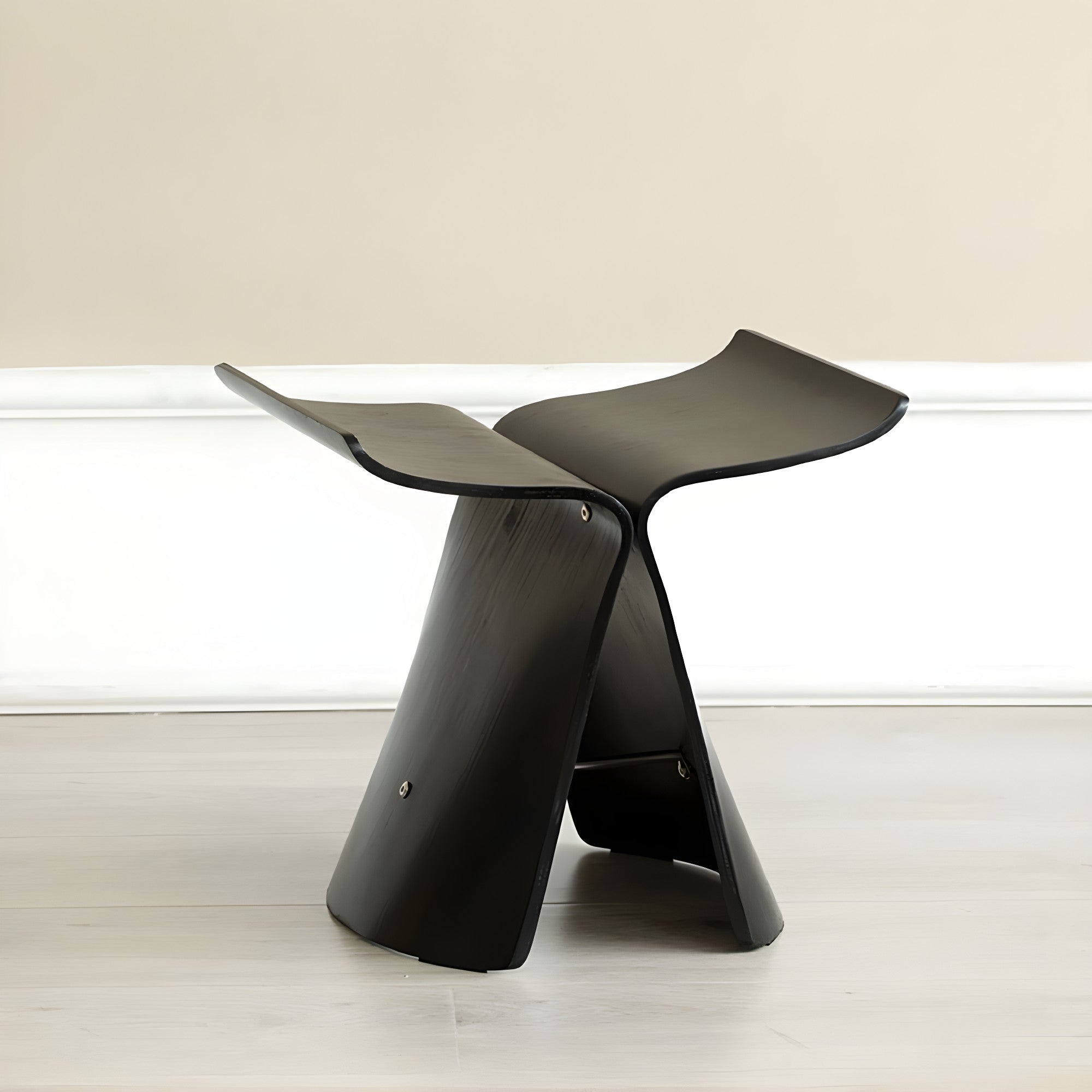 Yanagi leptir stolica