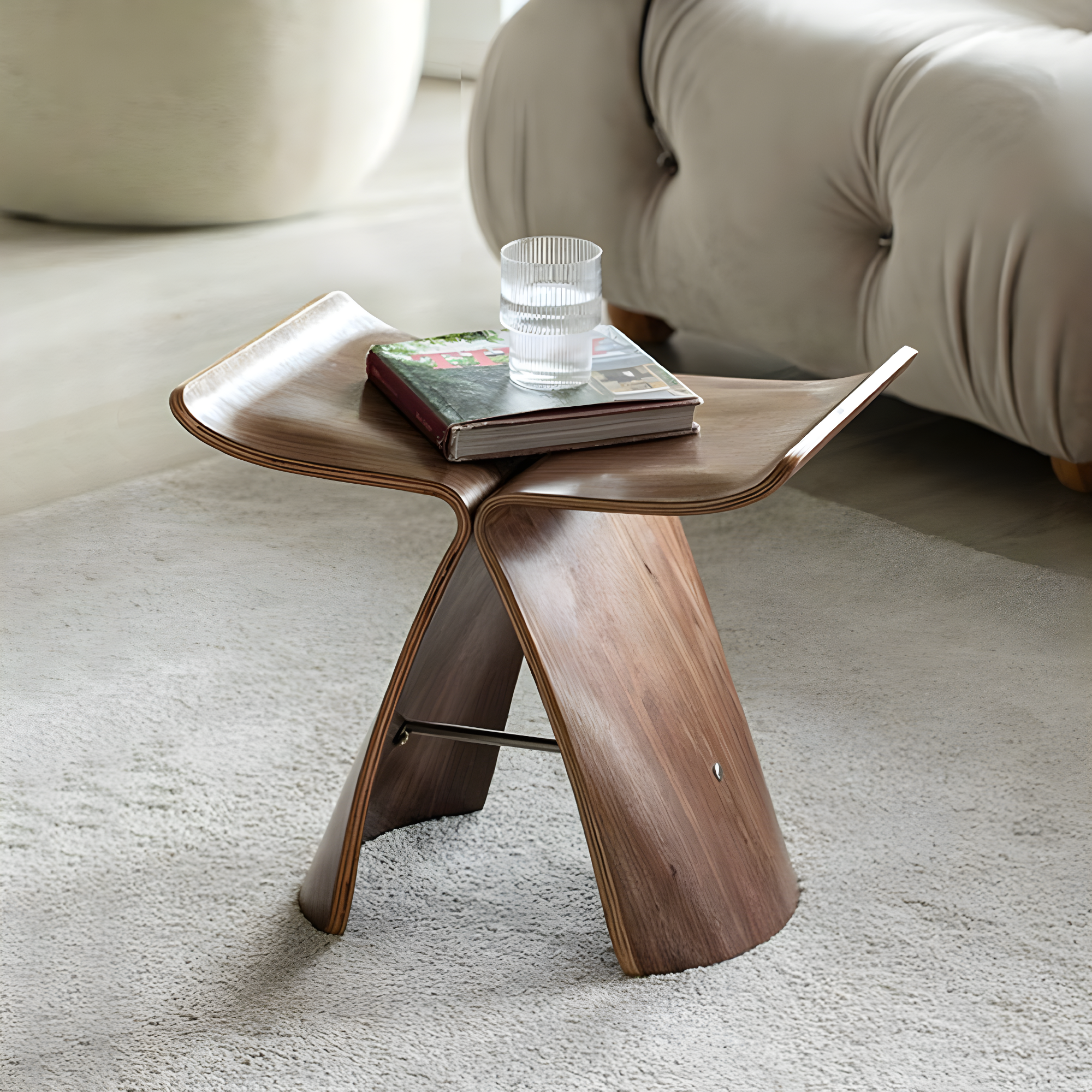 Yanagi leptir stolica
